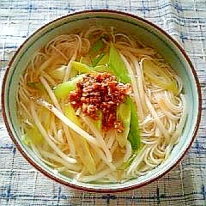 お鍋ひとつで☆食べるラー油とねぎもやし温素麺☆